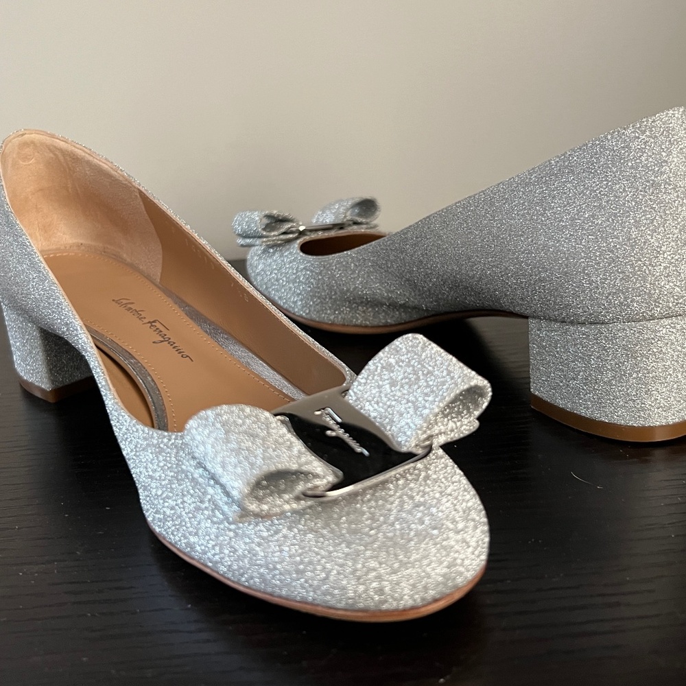 Salvatore Ferragamo Vara silver pumps